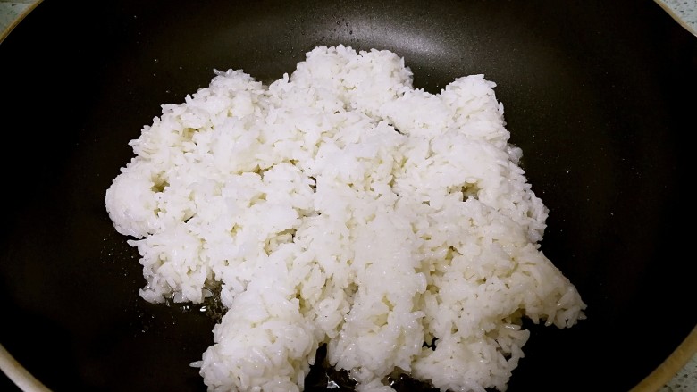 古早味猪油拌饭,炒锅倒入适量猪油,大火烧至五成热,收小火,倒入<a style='color:red;display:inline-block;' href='/shicai/ 6501'>剩米饭</a>,用勺子划散。