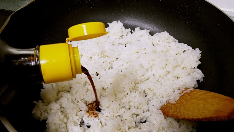 古早味猪油拌饭,淋入适量生抽,小火拌炒均匀。