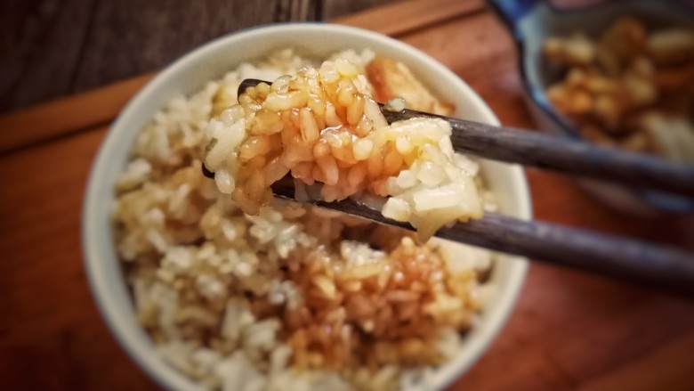 古早味猪油拌饭,捞匀,好好享用吧。