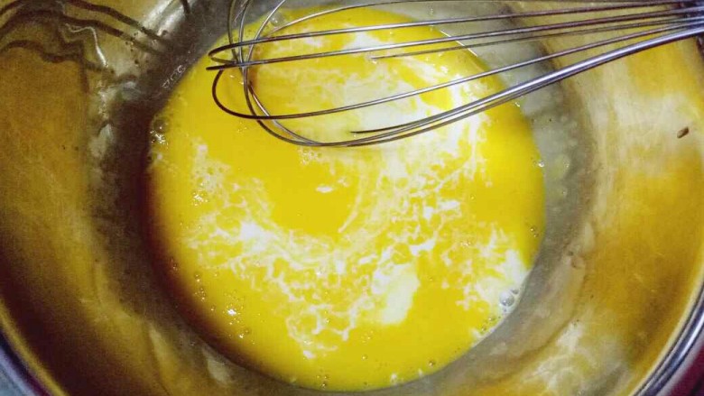 #甜味#可可戚风蛋糕,先做蛋黄糊,蛋黄用手动打蛋器打散,加入牛奶继续打均匀至看不到牛奶。