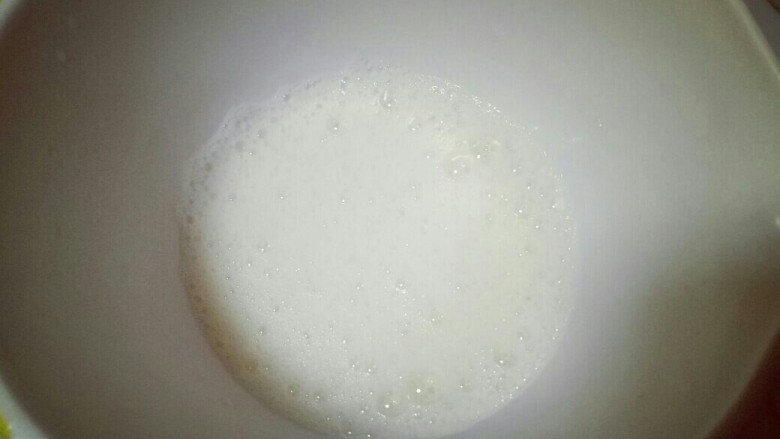 #甜味#可可戚风蛋糕,电动打蛋器将蛋白高速打发至呈现鱼眼泡时,加入三分之糖,继续高速打发,蛋清泡消失,细腻时再加入三分之一的糖,继续打发。