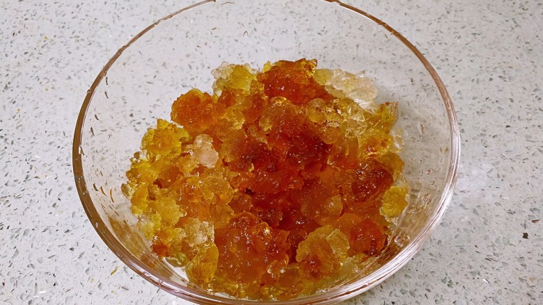 桃胶木瓜炖奶 #冬喝暖饮夏吃冰#,把杂质清理干净,得到晶莹剔透的桃胶水晶体。