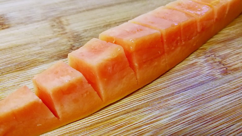 桃胶木瓜炖奶 #冬喝暖饮夏吃冰#,在瓜肉上垂直切几刀,不要切断瓜皮。
