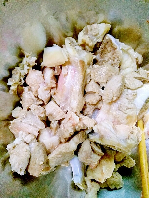 #冬喝暖饮夏吃冰#+金针菇排骨汤,<a style='color:red;display:inline-block;' href='/shicai/ 434'>排骨</a>清洗干净,再冷水下锅,焯一下水再捞起来。