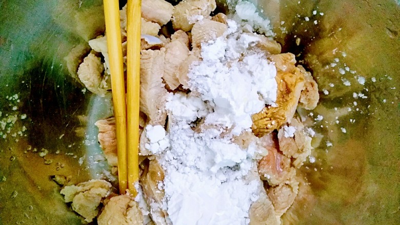 #冬喝暖饮夏吃冰#+金针菇排骨汤,再用热水洗一遍,再加入食用盐,生油,淀粉