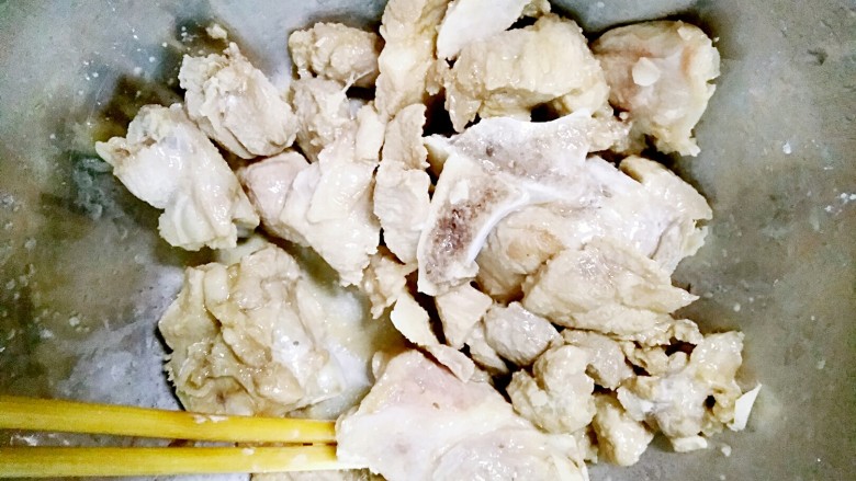 #冬喝暖饮夏吃冰#+金针菇排骨汤,搅拌均匀后腌制半个钟。