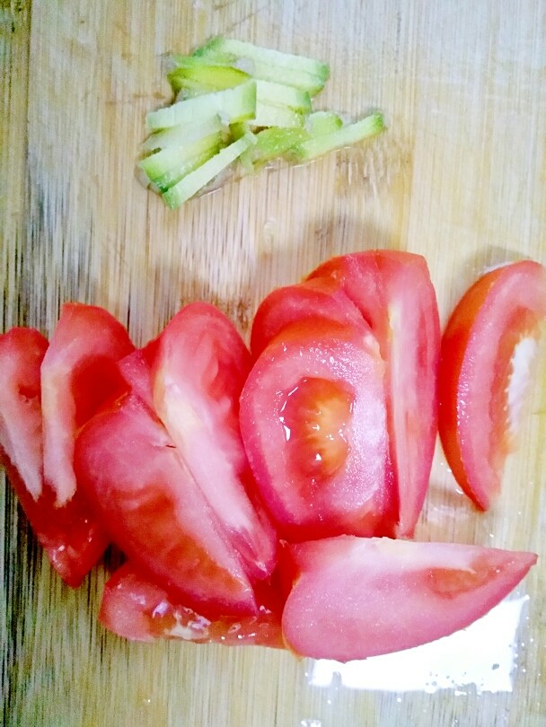 #冬喝暖饮夏吃冰#+金针菇排骨汤,切点<a style='color:red;display:inline-block;' href='/shicai/ 37'>姜</a>丝，一个<a style='color:red;display:inline-block;' href='/shicai/ 59'>番茄</a>洗干净切片。