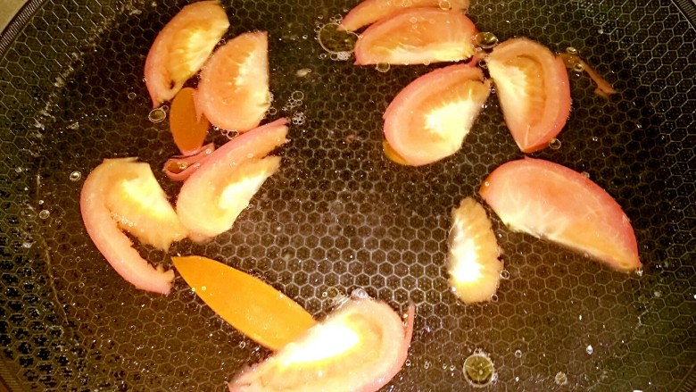 #冬喝暖饮夏吃冰#+金针菇排骨汤,锅里烧热,加点油,番茄加上食用盐煸炒一下,再加上2勺水,盖上盖子,大火烧开