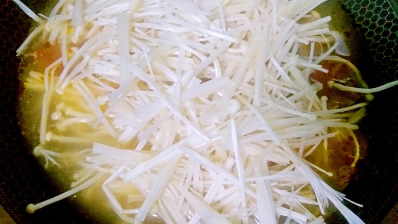 #冬喝暖饮夏吃冰#+金针菇排骨汤,再开大火,水烧开后加入金针菇。