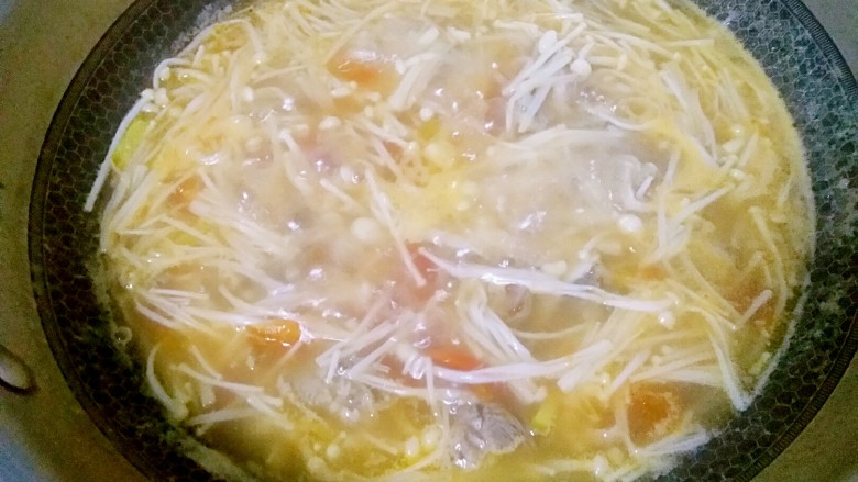 #冬喝暖饮夏吃冰#+金针菇排骨汤,用铲子把金针菇按到水里面翻拌均匀。