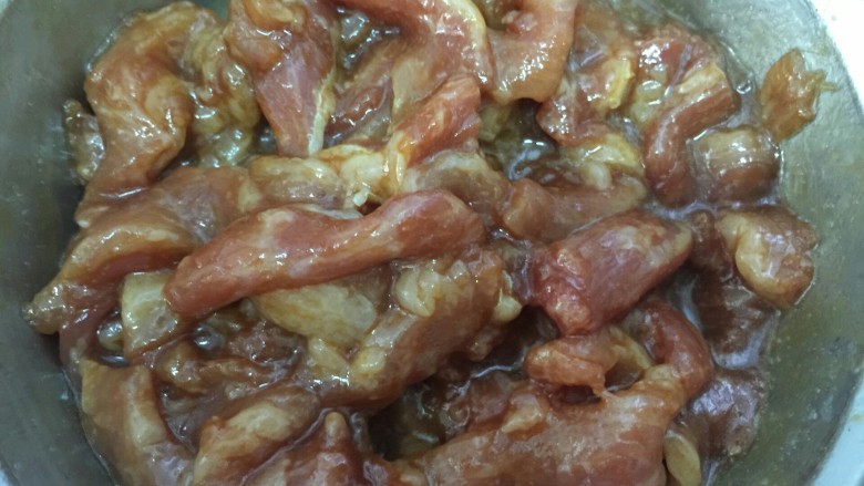 肉炝青红丝,搅拌均匀腌制30分钟以上
