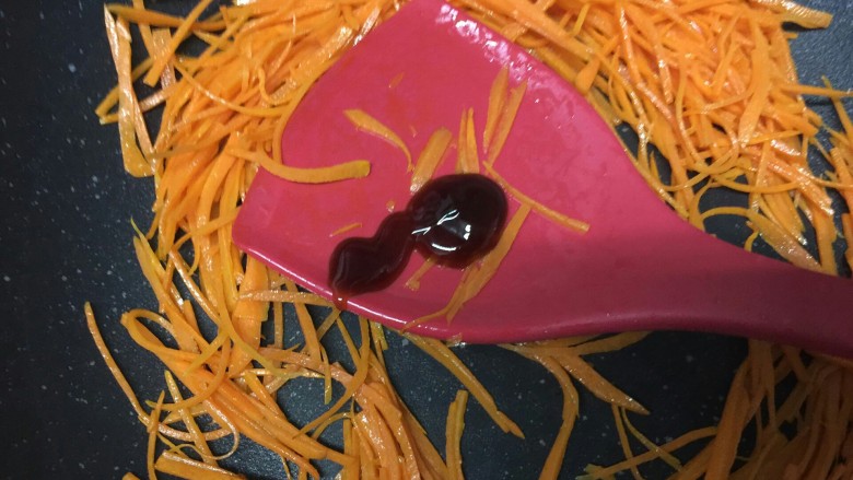 肉炝青红丝,加入耗油,快速翻炒1分钟
