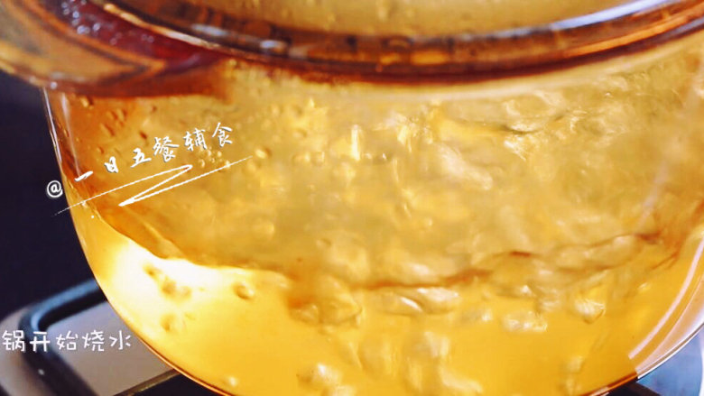 蔬菜蛋肠 宝宝辅食,口蘑+胡萝卜+黄椒+毛豆+鸡蛋+藕粉,蒸锅开始烧水。因为藕粉会在底部沉淀,所以混合好要立马上锅蒸12分钟。