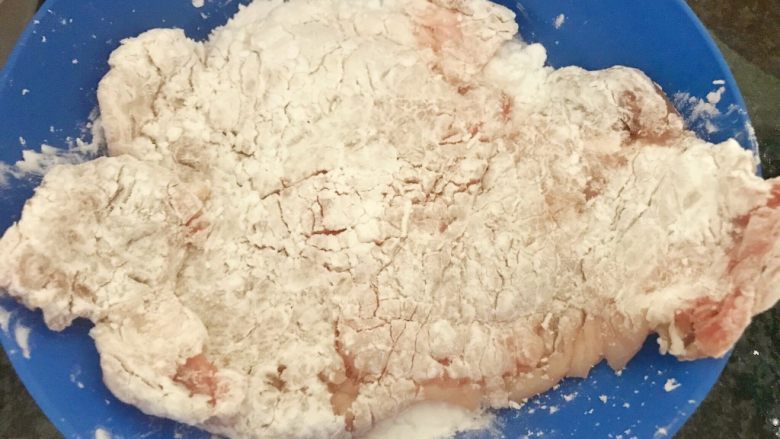 上海炸猪排,将猪排两面沾上玉米淀粉,