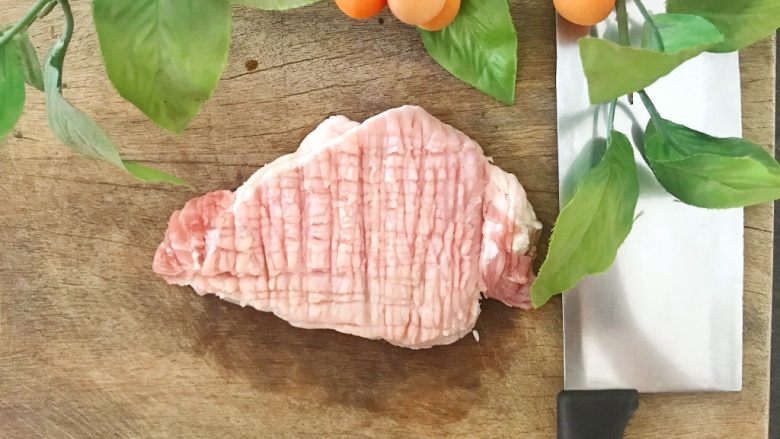 上海炸猪排,再用刀背把肉“拍松”,