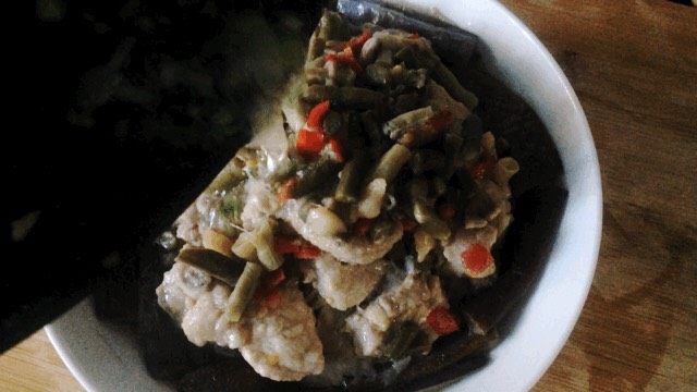 茄子酸豆角蒸仔排,淋上葱油，上桌。