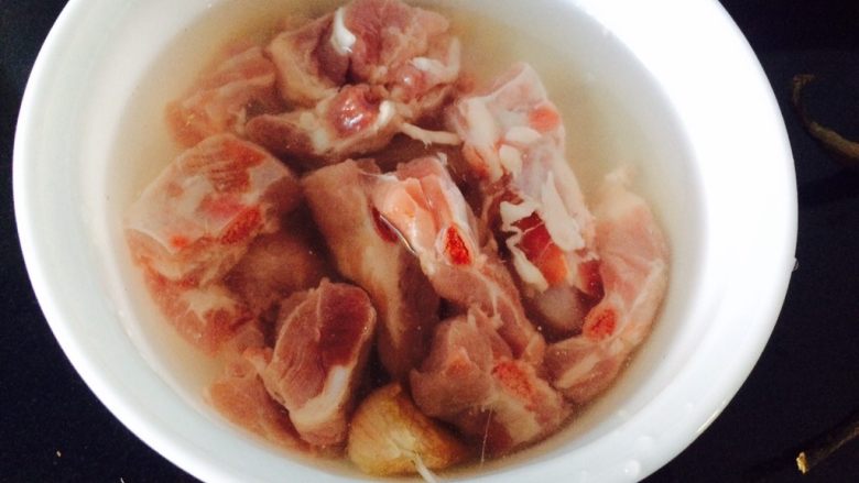 茄子酸豆角蒸仔排,<a style='color:red;display:inline-block;' href='/shicai/ 11205'>仔排</a>洗干净,然后泡半小时,泡去血水。