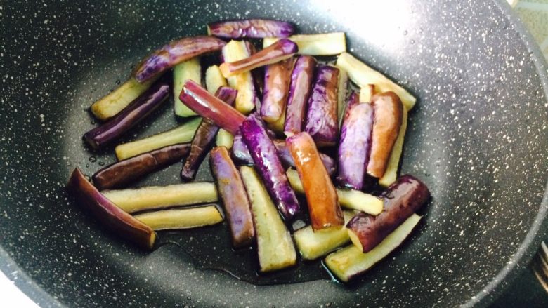 茄子酸豆角蒸仔排,下茄条,炒到茄子变软,吐出多余的油。