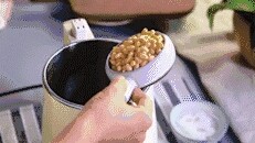 美龄粥,泡好的黄豆放豆浆机加1000毫升水,打好滤出豆渣