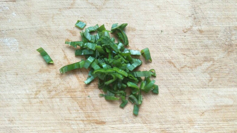 抱蛋煎饺,把葱切成葱花(尽量用葱叶)
