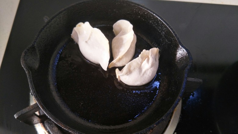 抱蛋煎饺,然后饺子一头在锅中间一头在锅边,这样摆放。
