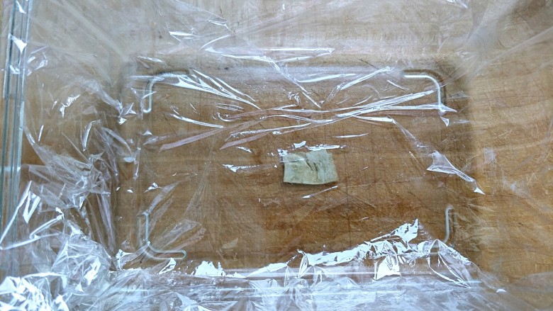 鸡胸蔬菜小方,选择一个比较方正的容器,里面铺上保鲜膜