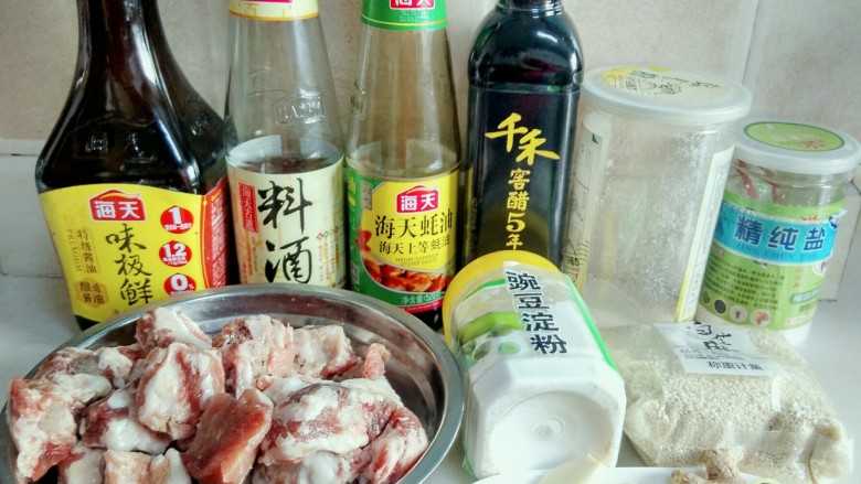 糖醋排骨,所需食材如上,我选用肉比较多的肉排。