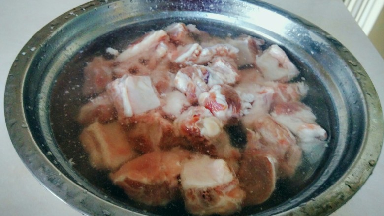 糖醋排骨,我做糖醋<a style='color:red;display:inline-block;' href='/shicai/ 434'>排骨</a>的第一步：腌制。
先用温水，将<a style='color:red;display:inline-block;' href='/shicai/ 434'>排骨</a>清洗干净，沥干水份。