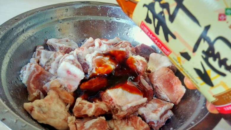 糖醋排骨,加入2勺<a style='color:red;display:inline-block;' href='/shicai/ 718'>料酒</a>,