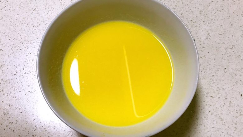宝宝辅食 营养丰富的玉米汁鸡蛋羹,玉米汁晾至温热