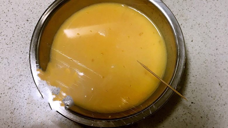 宝宝辅食 营养丰富的玉米汁鸡蛋羹,用牙签在保鲜膜上面扎几个小洞,用于排气