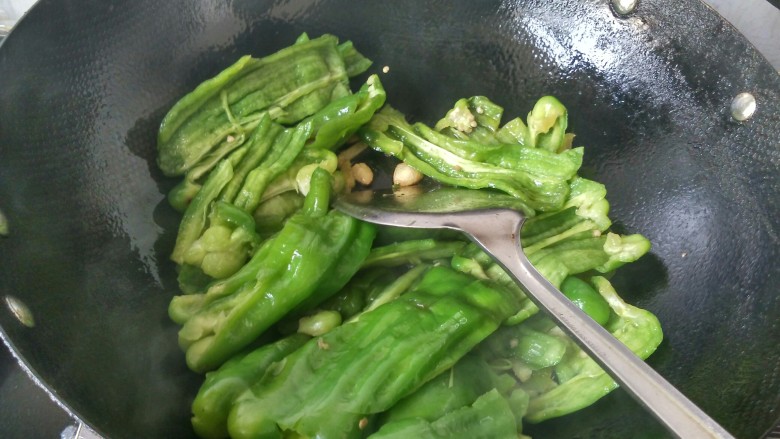 虎皮青椒,倒入七成熟的青椒,翻炒。