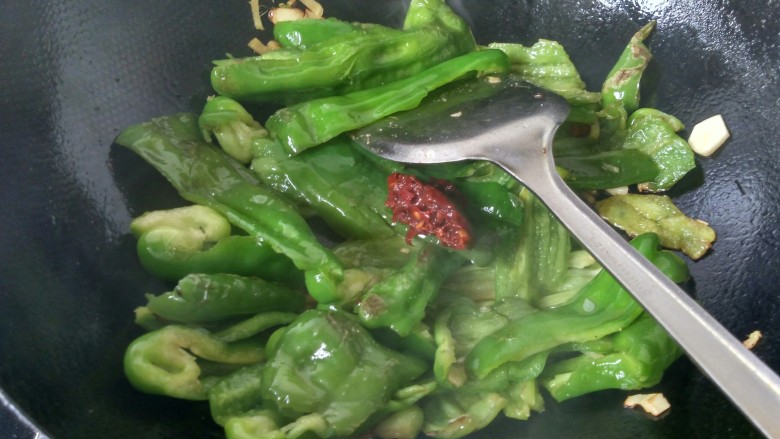 虎皮青椒,放入一勺<a style='color:red;display:inline-block;' href='/shicai/ 705'>豆瓣酱</a>,翻炒。
