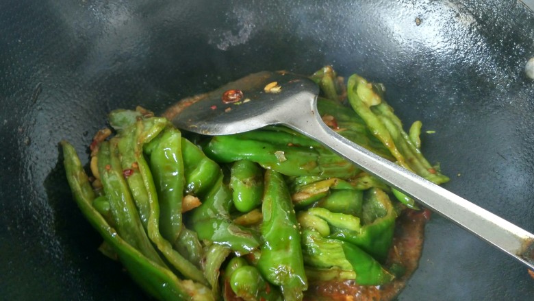 虎皮青椒,焖一会,放<a style='color:red;display:inline-block;' href='/shicai/ 756'>鸡精</a>,胡椒粉,可以出锅了。