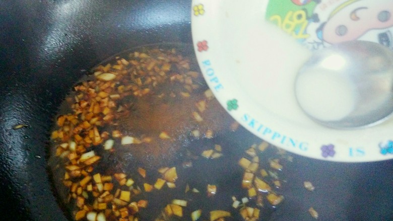 糖醋排骨,将5克淀粉,加少许水,调成汁,加入锅中,快速翻炒均匀。