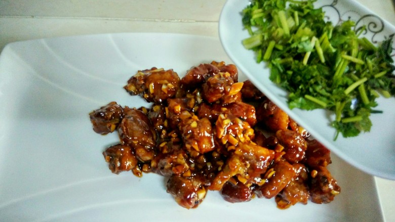 糖醋排骨,没有香菜,撒香葱也可以,根据个人的喜好。