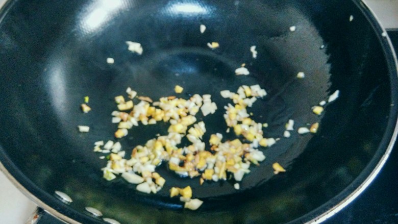 糖醋排骨,做糖醋排骨第三步:炒锅放火上,加少许食用油,烧至4成热,下入姜蒜粒,炒出香味。
