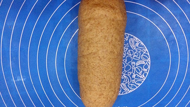 黑麦胖面包,由上向下卷起,整形。