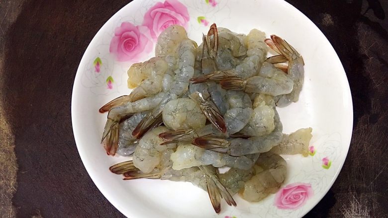 飘香炸虾🍤,抓匀，腌30分钟