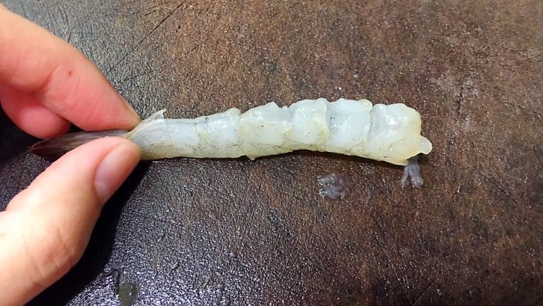 飘香炸虾🍤,虾仁腹部割上几刀,使虾筋络断裂,炸出来不会缩