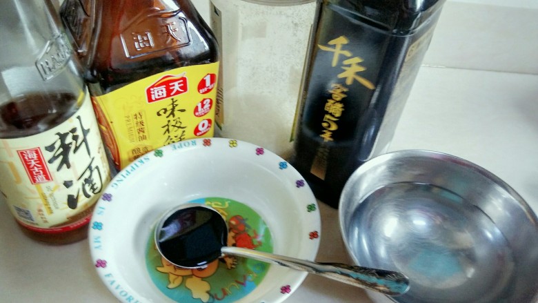 糖醋排骨,准备糖醋汁：料酒1勺、<a style='color:red;display:inline-block;' href='/shicai/ 135354'>味极鲜酱油</a>2勺、<a style='color:red;display:inline-block;' href='/shicai/ 3729'>白糖</a>3勺、<a style='color:red;display:inline-block;' href='/shicai/ 768'>香醋</a>4勺、冷水5勺，混合搅拌均匀（比例：料酒、酱油、糖、醋、水1：2：3：4：5）