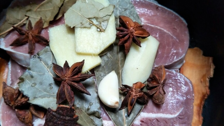 卤牛肉,全部下锅，可以用高压锅，<a style='color:red;display:inline-block;' href='/shicai/ 692'>酱油</a>放下去以后再放点水淹过肉就可以，用高压锅的，上面冒钱以后，小伙炖二十分钟