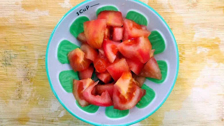 冬喝暖饮夏吃冰~健康饮食之烈焰红唇四物汁,如图所示,将番茄切成小块,备用!