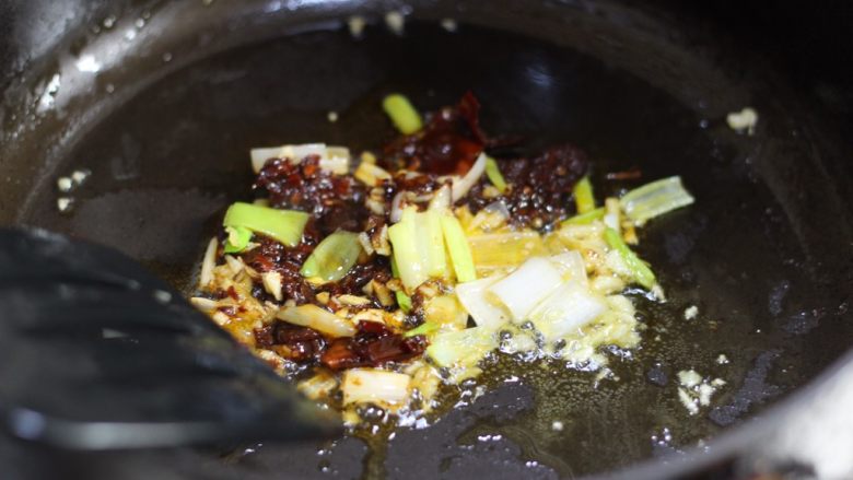 鱼香杏鲍菇,放入郫县豆瓣辣酱煸炒出红油,整个物料要润泽冒泡才好。<a style='color:red;display:inline-block;' href='/shicai/ 46964'>郫县豆瓣酱</a>可以先剁细碎些。