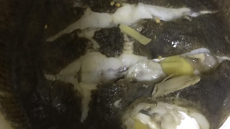 清蒸多宝鱼,蒸好以后把原先跟鱼一起蒸的姜和辣椒丢掉,和蒸鱼的水倒掉