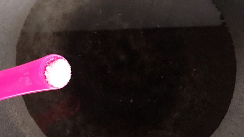 蜜汁红枣酿苦瓜,锅中倒入适量清水,加入少许盐