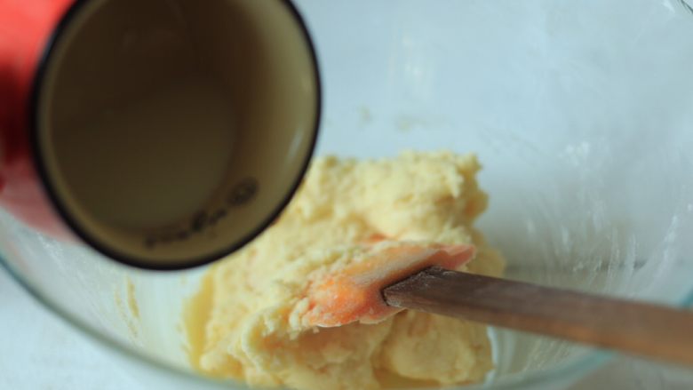 蜜豆夹心松饼,最后加入<a style='color:red;display:inline-block;' href='/shicai/ 219'>牛奶</a>,搅拌均匀