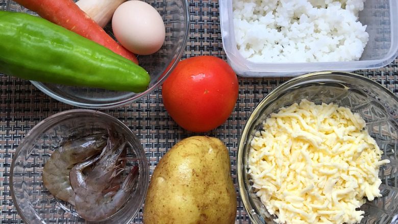 香烤芝士土豆泥炒饭,准备材料如图。