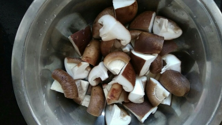 香菇烧豆腐,用手挤一下香菇里的水份,一个香菇切成四瓣