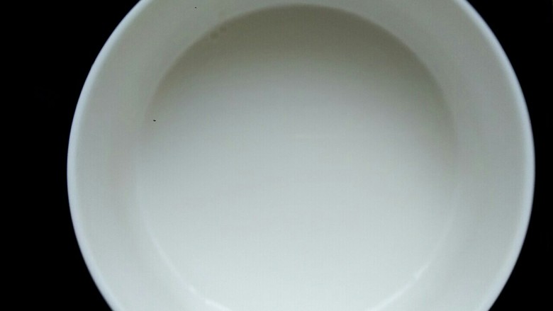 香菇烧豆腐,两勺淀粉,加入适量水调成淀粉水